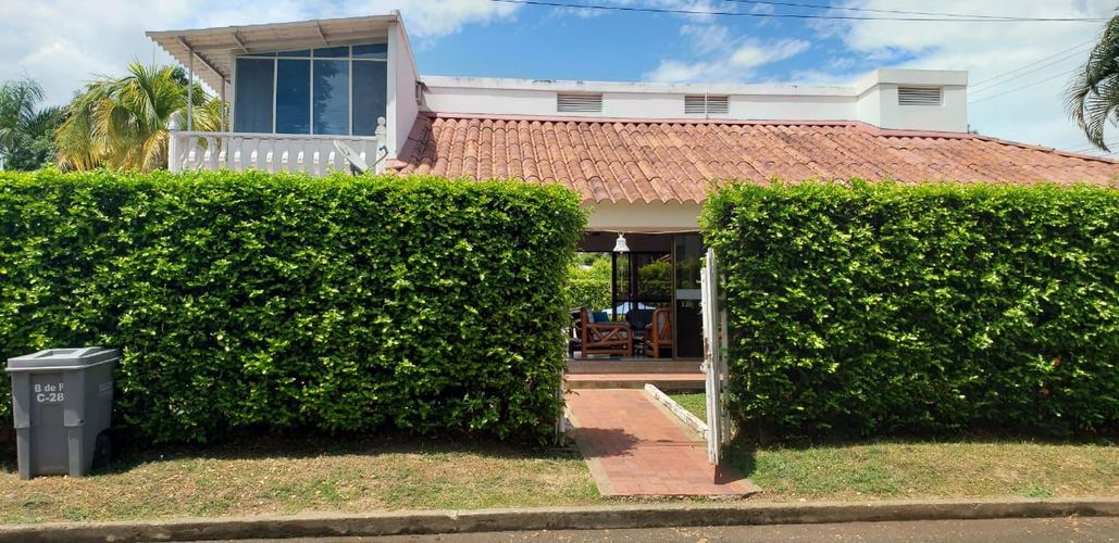 Casa de 5 alcobas en venta en Ricaurte, 350 m² · foto 2 de 14