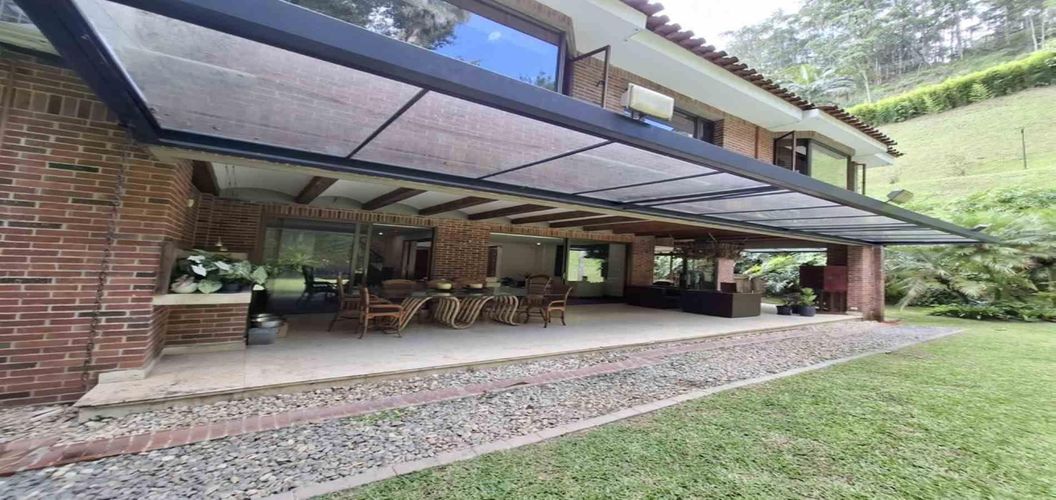 Casa de 3 alcobas en venta en Altos Del Poblado, Medellín, 523 m² · foto 2 de 24