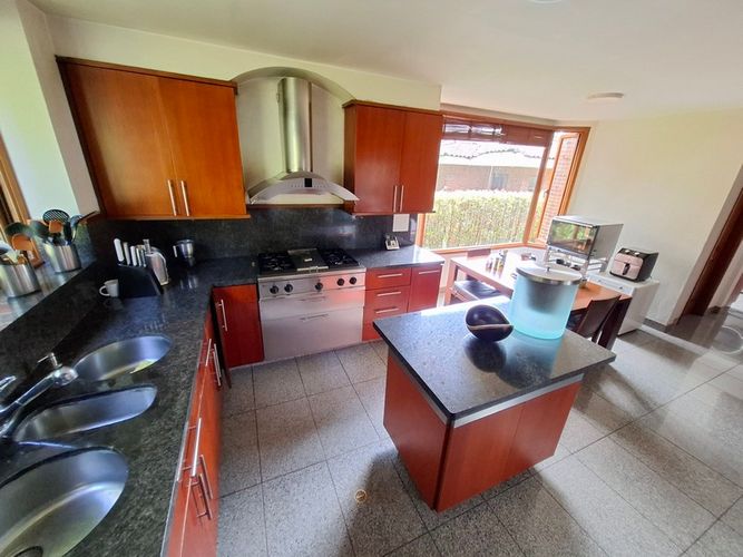 Casa de 3 alcobas en venta en Altos Del Poblado, Medellín, 523 m² · foto 18 de 24