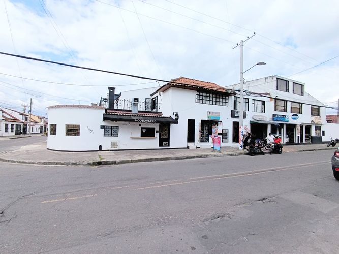 Casa de 4 alcobas en venta en Villa Luz, Bogotá, 350 m² · foto 3 de 24