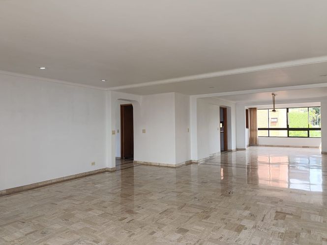 Apartamento de 3 alcobas en arriendo en Los Balsos, Medellín, 320 m² · foto 2 de 19