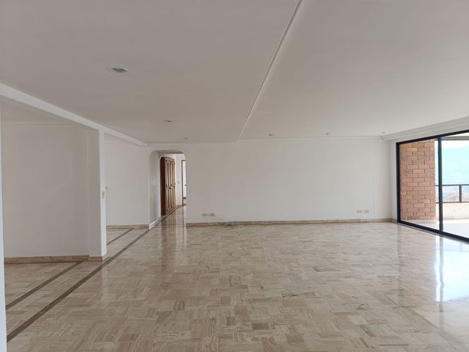Apartamento de 3 alcobas en arriendo en Los Balsos, Medellín, 320 m² · foto 3 de 19