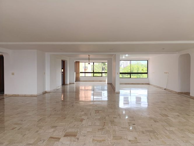 Apartamento de 3 alcobas en arriendo en Los Balsos, Medellín, 320 m² · foto 4 de 19