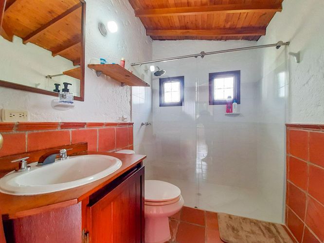 Casa de 3 alcobas en venta en Guarne, 240 m² · foto 9 de 13