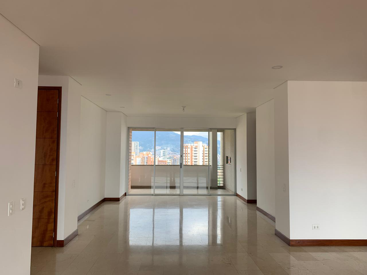Apartamento en arriendo en El Poblado, Medellín · foto 2 de 19