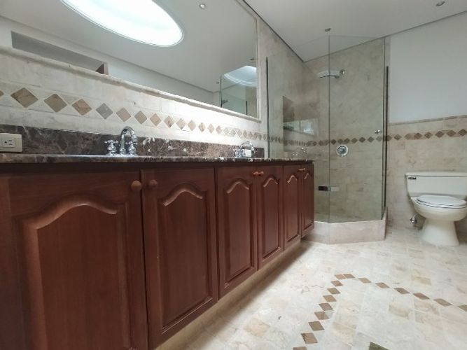 Casa de 3 alcobas en venta en El Poblado, Medellín, 300 m² · foto 12 de 20