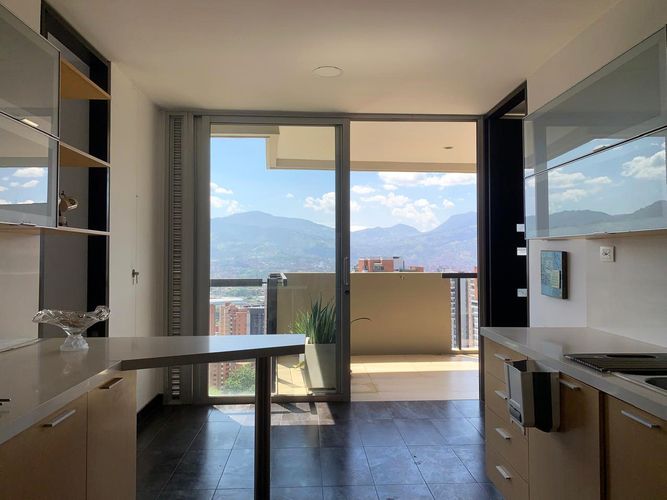 Apartamento de 3 alcobas en arriendo en El Poblado, Medellín, 267 m² · foto 10 de 18
