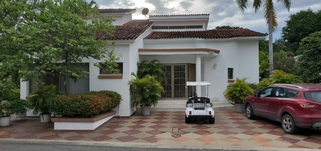 Casa de 4 alcobas en venta en Cn. Campestre El Peñon, Girardot, 500 m² · foto 2 de 10
