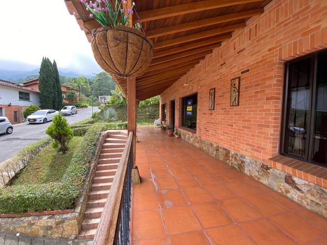 Casa de 3 alcobas en venta en Las Lomas, Medellín, 340 m² · foto 2 de 24
