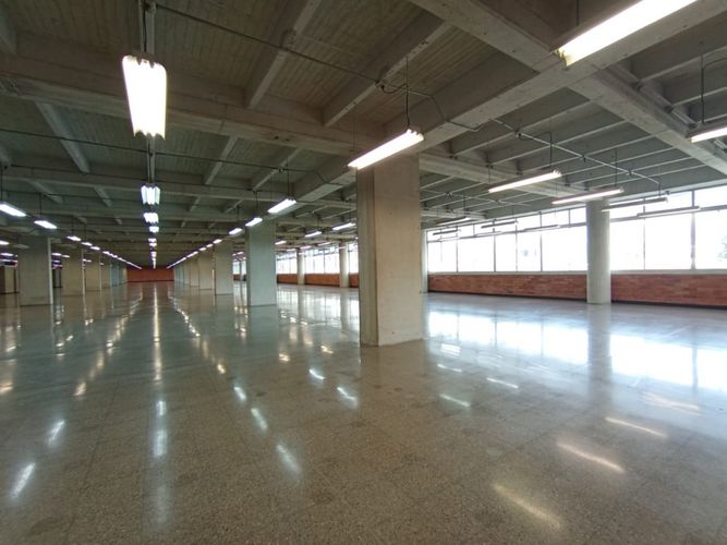 Local en arriendo en Trinidad, Medellín, 1359 m² · foto 2 de 11