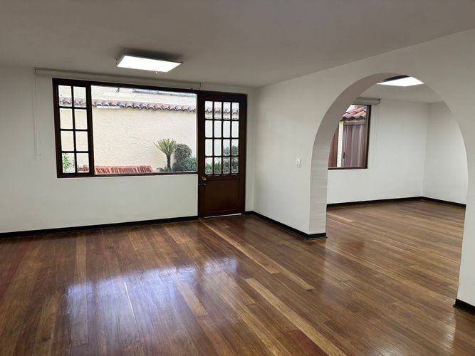 Casa de 4 alcobas en venta en Santa Ana, Bogotá, 329 m² · foto 2 de 22