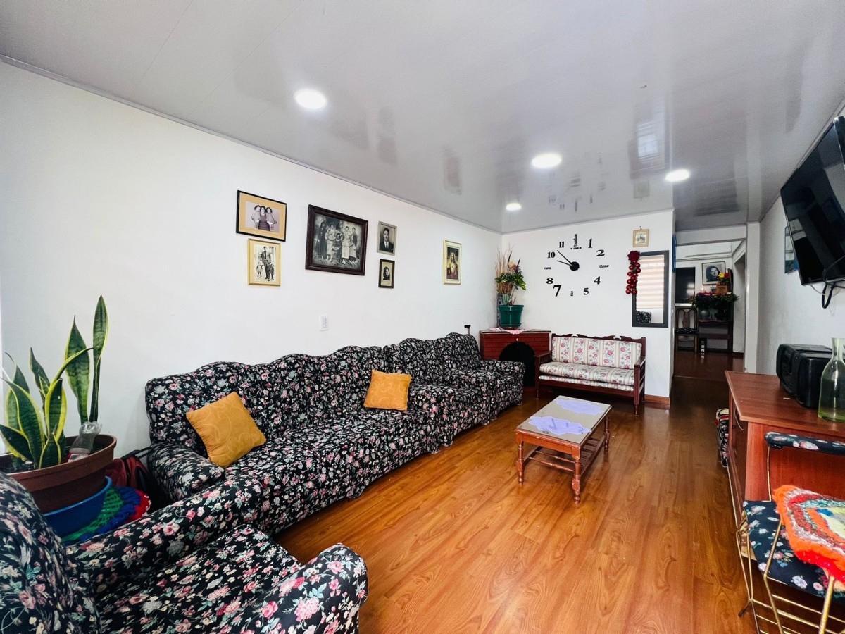 Casa en venta en Engativá, Bogotá · foto 2 de 24