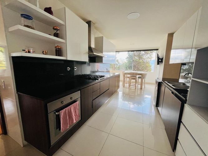 Apartamento de 3 alcobas en venta en La Calera, Medellín, 254 m² · foto 5 de 11