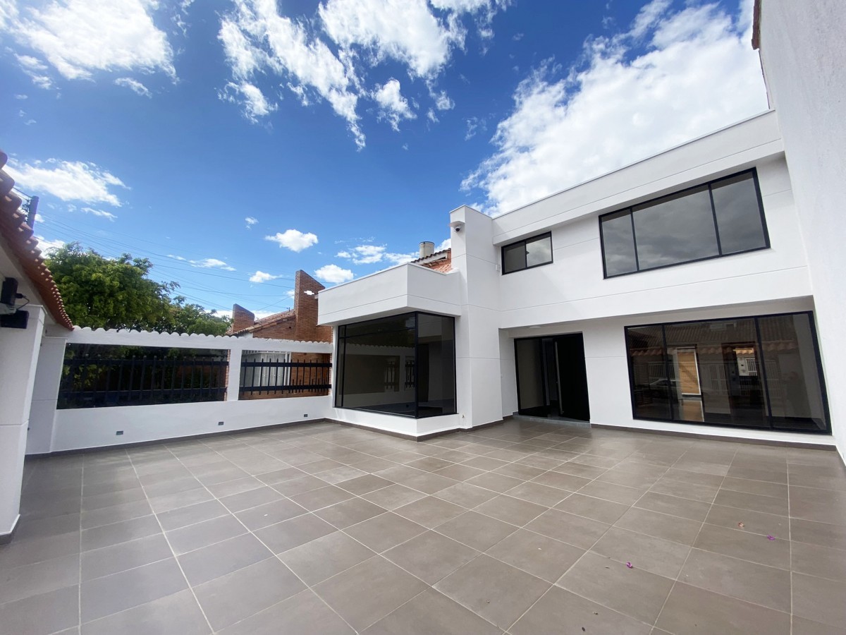 Casa en venta en Lagos De Cordoba, Bogotá · foto 2 de 24