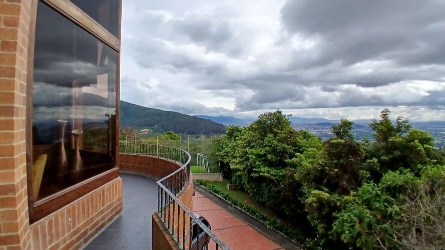 Casa de 5 alcobas en venta en Torca, Bogotá, 1300 m² · foto 3 de 24