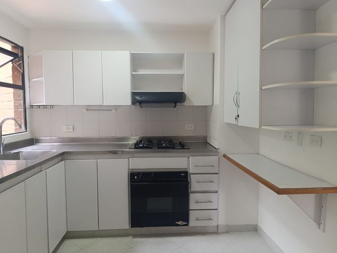 Apartamento de 3 alcobas en arriendo en El Poblado, Medellín, 128 m² · foto 3 de 18