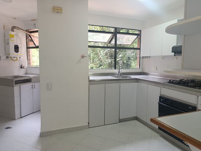 Apartamento de 3 alcobas en arriendo en El Poblado, Medellín, 128 m² · foto 4 de 18