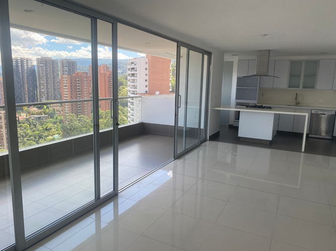 Apartamento de 3 alcobas en arriendo en La Calera, Medellín, 172 m² · foto 2 de 11