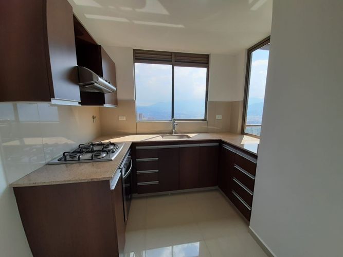 Apartamento de 2 alcobas en arriendo en Los Balsos, Medellín, 76 m² · foto 2 de 11
