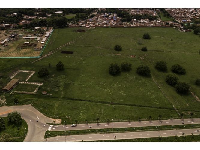 Lote en venta en Alfonso Lopez, Palmira, 24487 m² · foto 2 de 6
