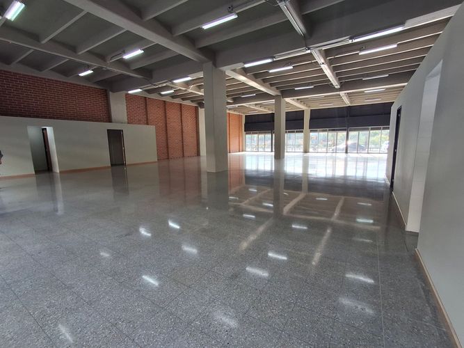 Local en arriendo en El Poblado, Medellín, 382 m² · foto 2 de 9