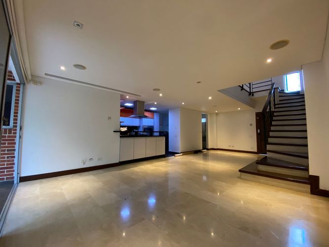 Casa de 3 alcobas en arriendo en Loma El Atravesado, Medellín, 203 m² · foto 2 de 15