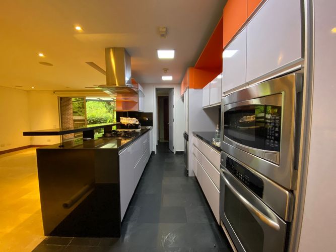 Casa de 3 alcobas en arriendo en Loma El Atravesado, Medellín, 203 m² · foto 3 de 15