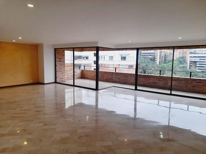 Casa de 3 alcobas en venta en San Lucas, Medellín, 242 m² · foto 2 de 15