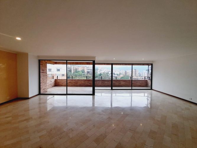 Casa de 3 alcobas en venta en San Lucas, Medellín, 242 m² · foto 3 de 15