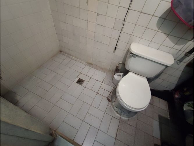Casa de 7 alcobas en venta en Manrique Central, Medellín, 227 m² · foto 6 de 9