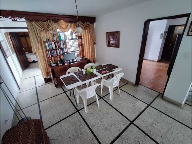 Casa de 5 alcobas en venta en Santa Teresita, Medellín, 223 m² · foto 5 de 24