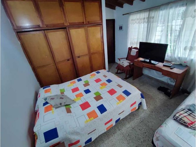 Casa de 5 alcobas en venta en Santa Teresita, Medellín, 223 m² · foto 12 de 24