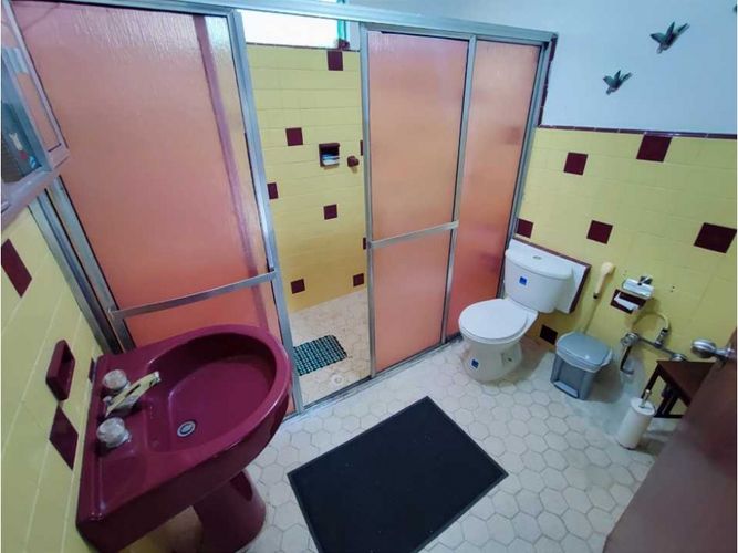 Casa de 5 alcobas en venta en Santa Teresita, Medellín, 223 m² · foto 23 de 24