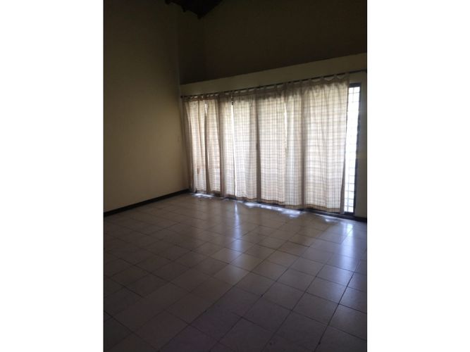 Casa en venta en La Candelaria, Medellín, 290 m² · foto 2 de 13