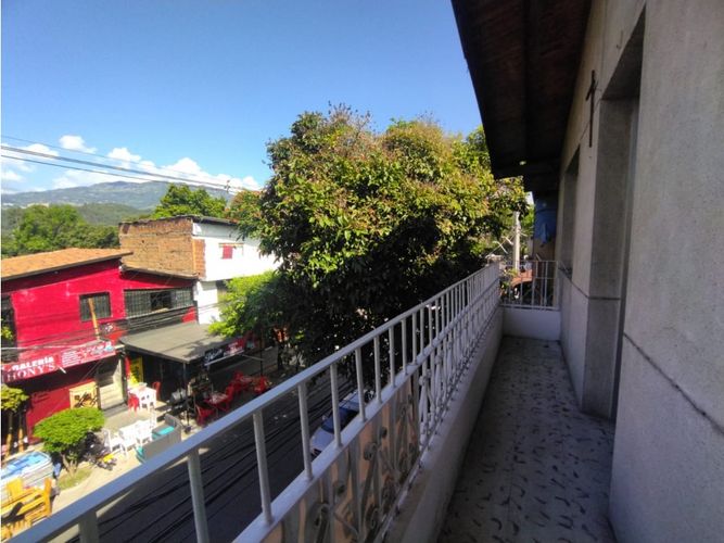 Casa de 4 alcobas en venta en San Benito, Medellín, 134 m² · foto 2 de 24