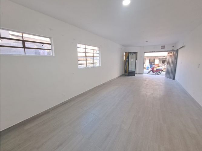 Local en venta en Monteclaro, Medellín, 40 m² · foto 2 de 3