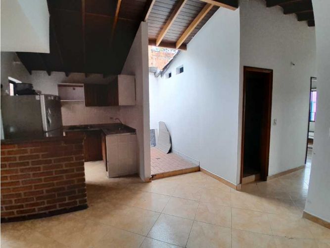 Casa de 8 alcobas en arriendo en Bombona No.1, Medellín, 235 m² · foto 5 de 8