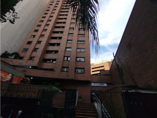 Apartamento de 4 alcobas en venta en Loma De Los Bernal, Medellín, 217 m² · foto 2 de 24