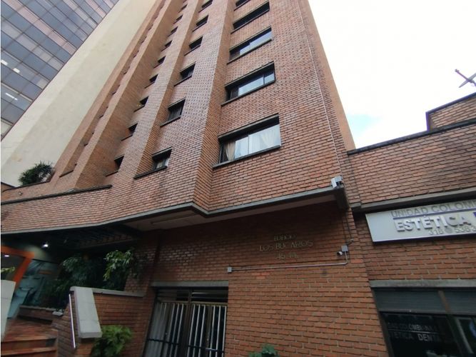 Apartamento de 4 alcobas en venta en Loma De Los Bernal, Medellín, 217 m² · foto 3 de 24