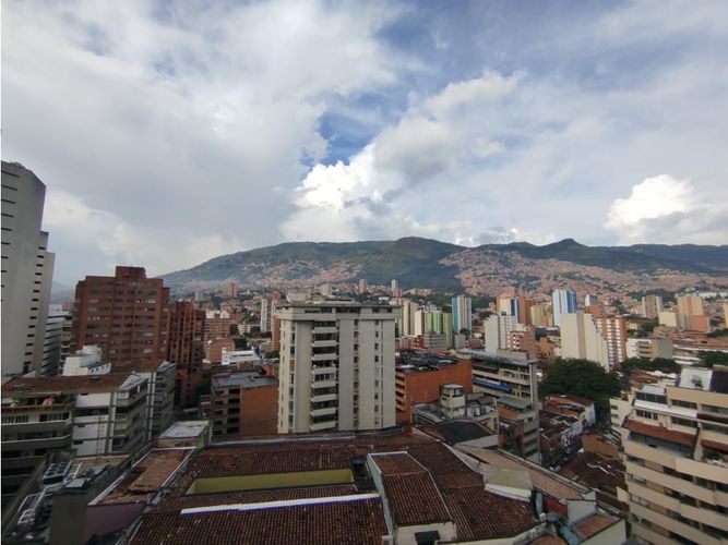 Apartamento de 4 alcobas en venta en Loma De Los Bernal, Medellín, 217 m² · foto 4 de 24