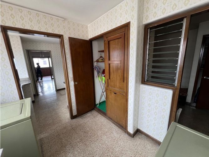 Apartamento de 4 alcobas en venta en Loma De Los Bernal, Medellín, 217 m² · foto 5 de 24