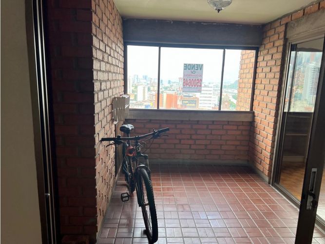 Apartamento de 4 alcobas en venta en Loma De Los Bernal, Medellín, 217 m² · foto 7 de 24
