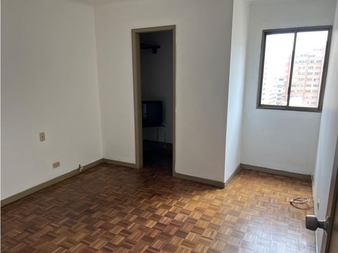 Apartamento de 4 alcobas en venta en Loma De Los Bernal, Medellín, 217 m² · foto 8 de 24