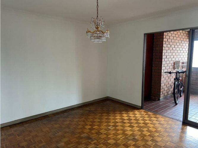 Apartamento de 4 alcobas en venta en Loma De Los Bernal, Medellín, 217 m² · foto 9 de 24