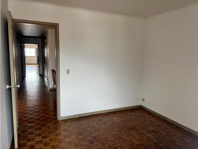 Apartamento de 4 alcobas en venta en Loma De Los Bernal, Medellín, 217 m² · foto 10 de 24