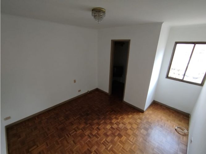 Apartamento de 4 alcobas en venta en Loma De Los Bernal, Medellín, 217 m² · foto 13 de 24
