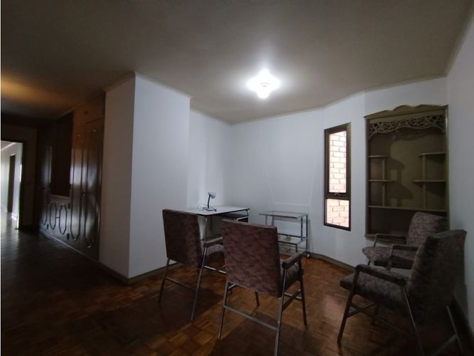 Apartamento de 4 alcobas en venta en Loma De Los Bernal, Medellín, 217 m² · foto 14 de 24