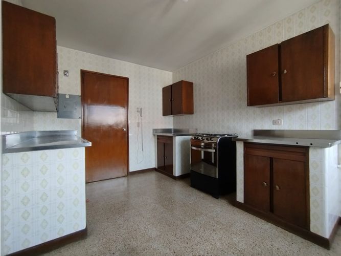 Apartamento de 4 alcobas en venta en Loma De Los Bernal, Medellín, 217 m² · foto 15 de 24