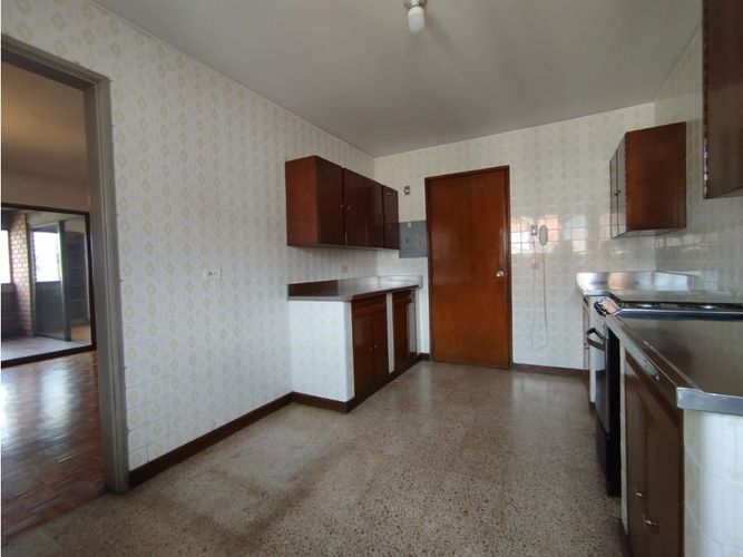 Apartamento de 4 alcobas en venta en Loma De Los Bernal, Medellín, 217 m² · foto 17 de 24