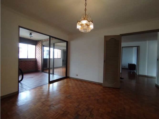 Apartamento de 4 alcobas en venta en Loma De Los Bernal, Medellín, 217 m² · foto 19 de 24